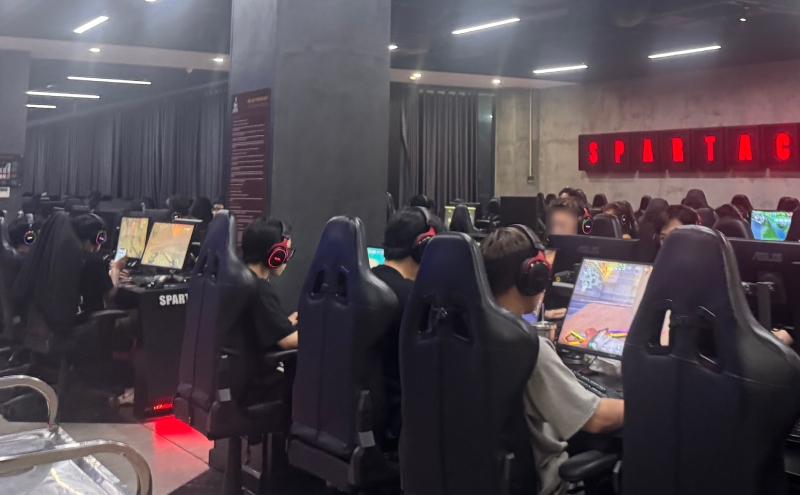 Nửa đêm nhưng cơ sở Spartacus Gaming Center số 10 Trần Phú (Hà Đông) vẫn chật ních “game thủ“. Ảnh: Nhóm PV