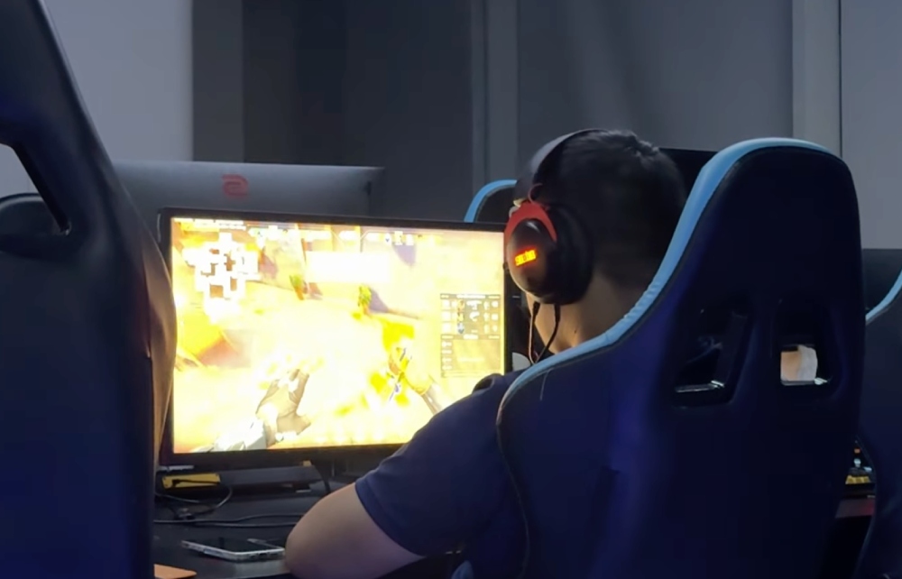 Người chơi vẫn thoải mái cày game xuyên màn đêm ở OEG Stadium. Ảnh: Nhóm PV 