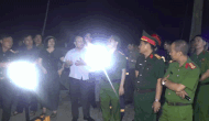 Functional forces search through the night for victims in the rock mine landslide in Thanh Hoa. Photo: Quach Du