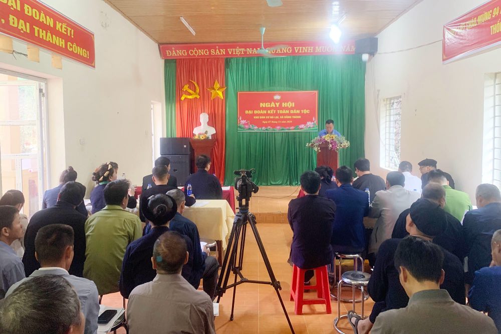 People in a village in Bac Kan province (now Thai Nguyen province) listen to propaganda about arranging and merging villages and residential groups. Photo: Thainguyen. gov. vn