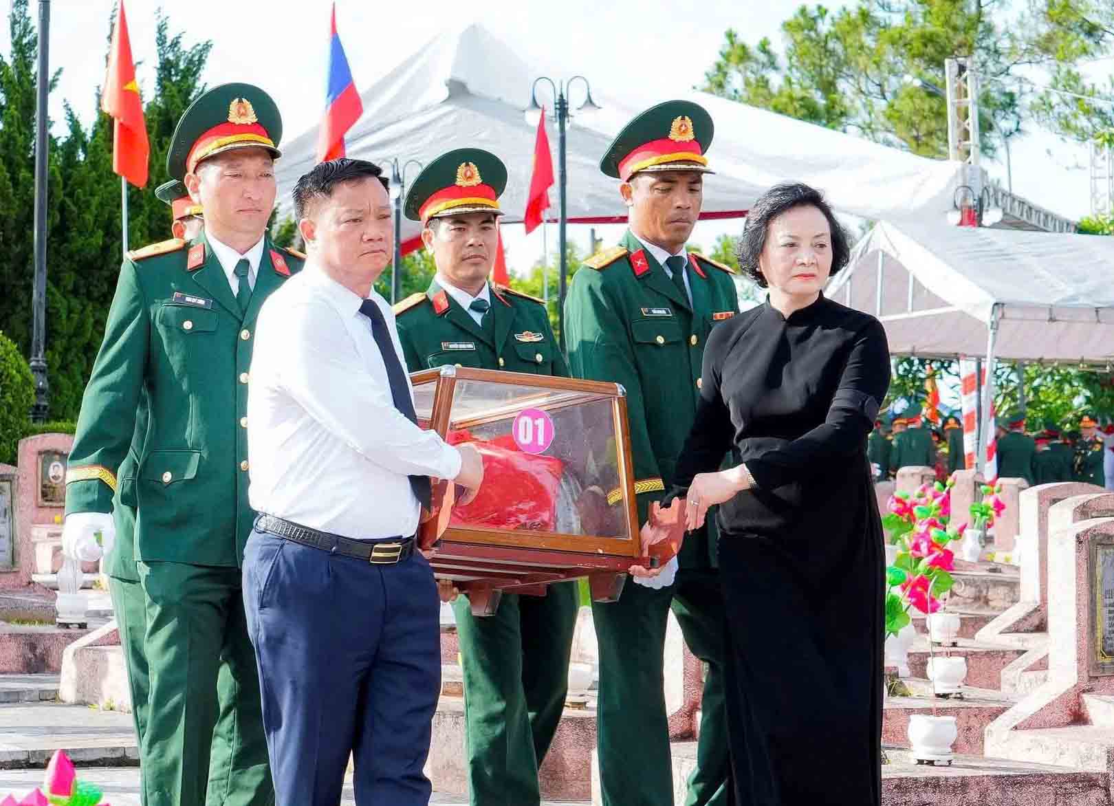 Delegates perform the burial ceremony of martyrs' remains. Photo: Ngoc Anh