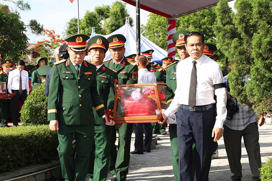 Trang trọng nghi thức an táng hài cốt liệt sĩ. Ảnh: Ngọc Anh