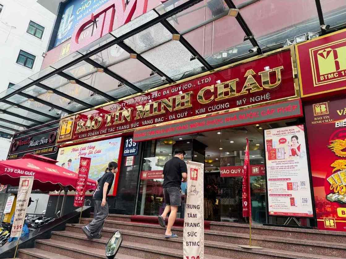 Khách vào giao dịch tại cửa hàng vàng trên đường Cầu Giấy. Ảnh: Linh Đan