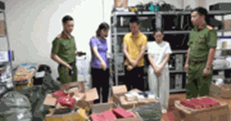 Bóc gỡ đường dây bán nước hoa giả 200 tỷ đồng, "xả kho" hàng tồn
