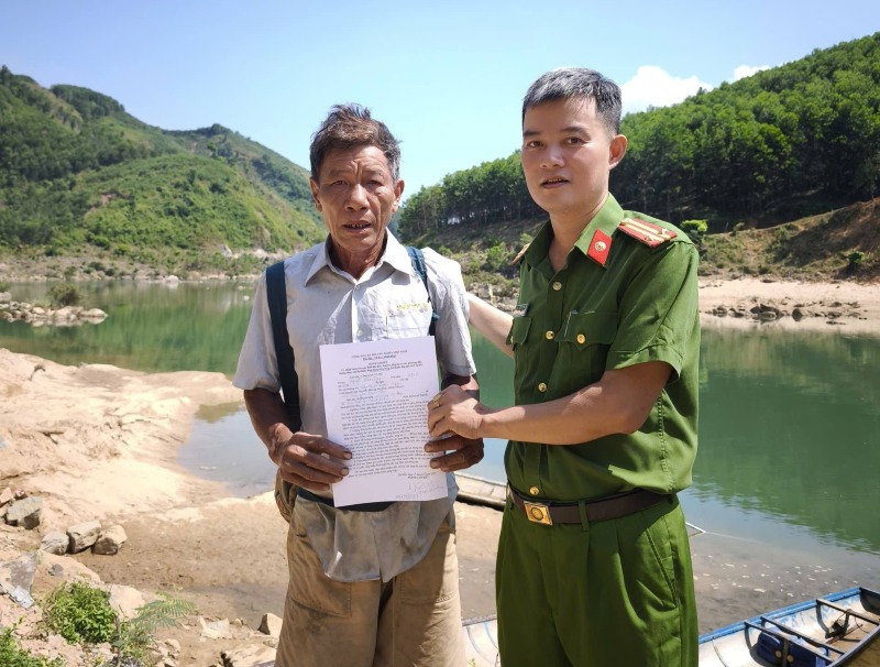 Công an Trà Đốc vận động người dân ký cam kết không sử dụng xung kích điện, thuốc nổ đánh bắt cá trái phép. Ảnh: CACC