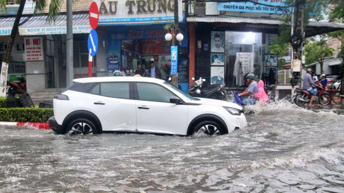 Prolonged heavy rain caused many roads in Bac Lieu ward, Ca Mau province to be deeply flooded. Photo: Nhat Ho.