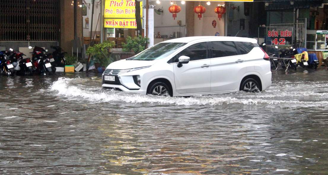 Mưa kéo dài nhiều tuyến đường thành phố Bạc Liêu ngập trong nước. Ảnh: Nhật Hồ.