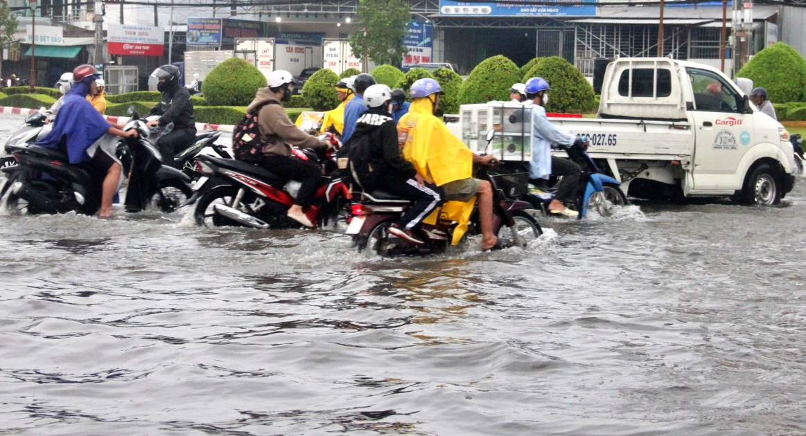 Khu vực ngã tư Quốc tế, phường Bạc Liêu ngập sâu do mưa kéo dài. Ảnh: Nhật Hồ.