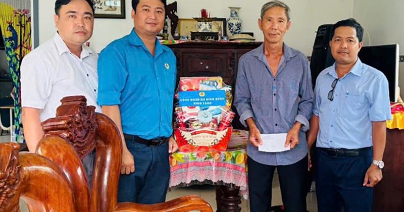 TP.HCM: Công đoàn xã Bình Hưng chăm lo cho người lao động bị tai nạn