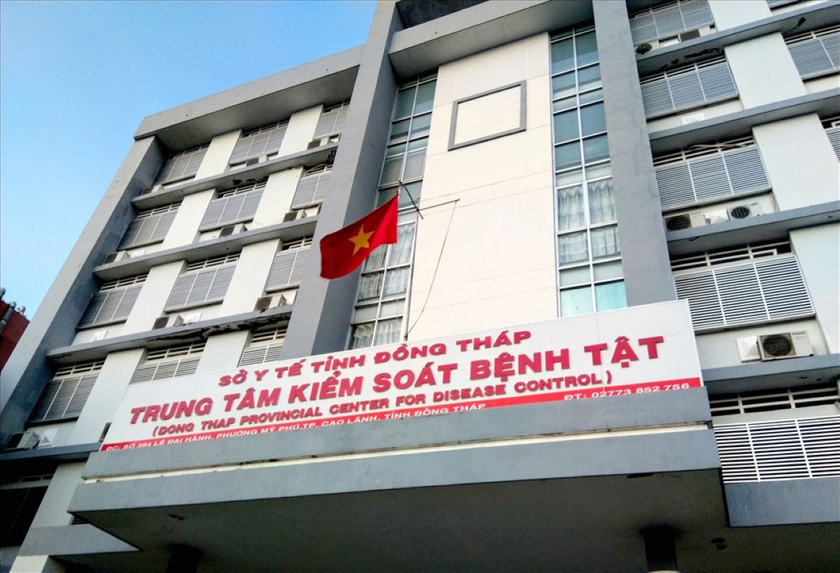 i CDC Đồng Tháp nơi đang tiếp nhận mẫu bệnh phẩm được Bệnh viện Đa khoa Sa Đéc gởi đến xét nghiệm. Ảnh: Thanh Mai