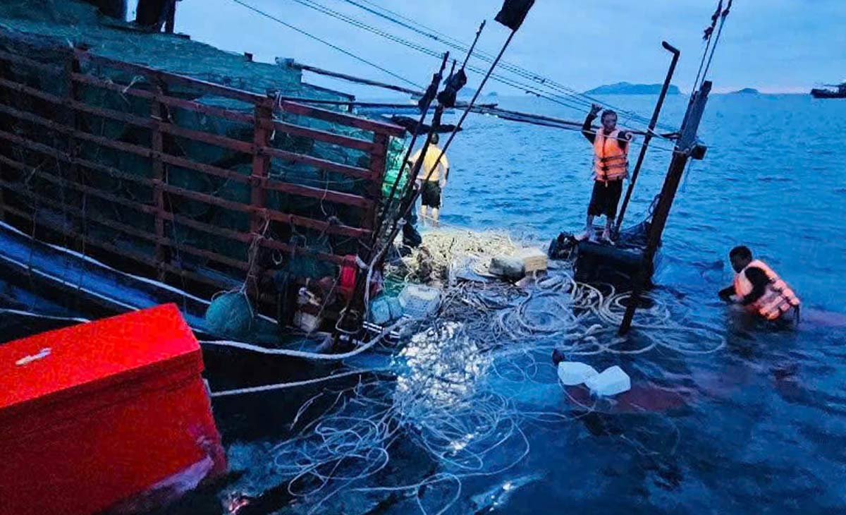 Officers and soldiers of Co To Border Guard Station approached the distressed ship, successfully rescuing 8 fishermen. Photo: Quang Ninh Border Guard
