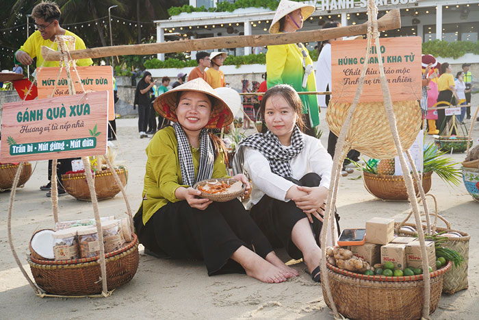Recreating the old carrying pole in the heart of Da Nang beach city