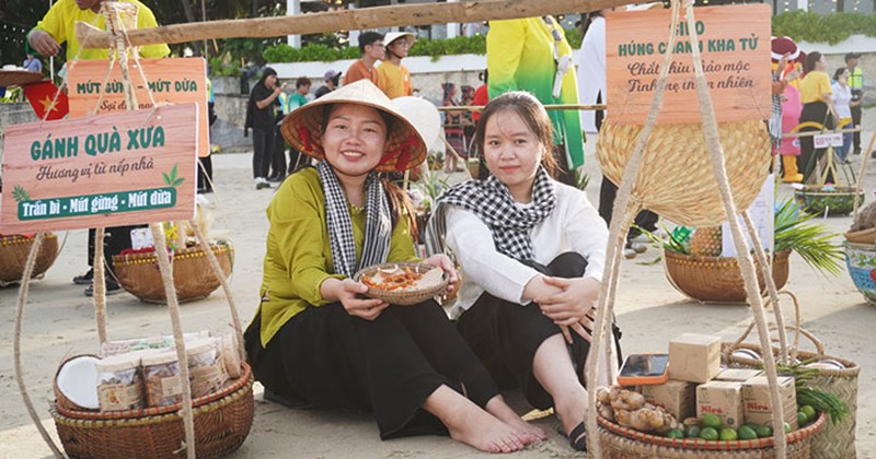 Đà Nẵng: Hồi sinh gánh hàng rong trên bãi biển
