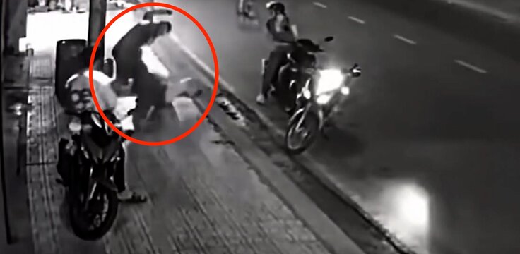 Personal conflict, a technology driver assaults another person on the road