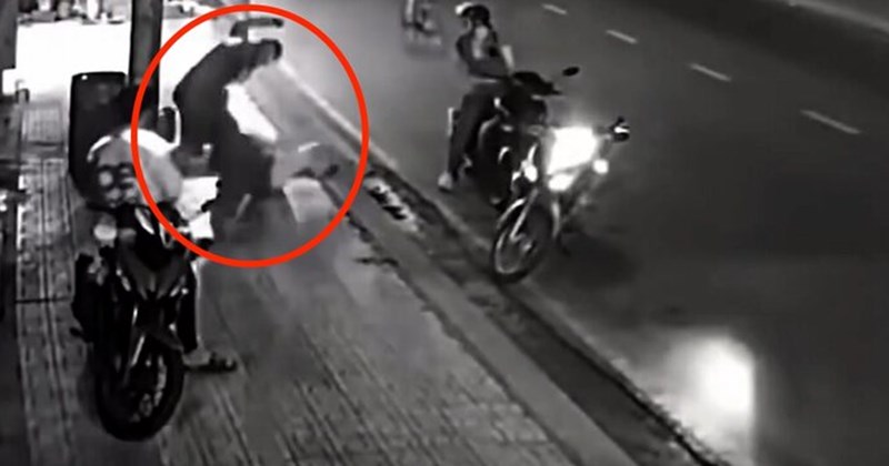 Mâu thuẫn cá nhân, tài xế công nghệ hành hung người đi đường
