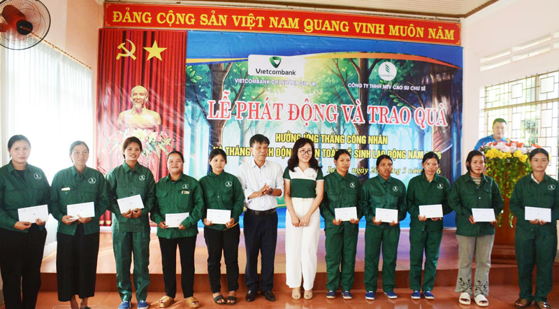 Trao quà, động viên công nhân lao động. Ảnh: Thanh Tuấn 