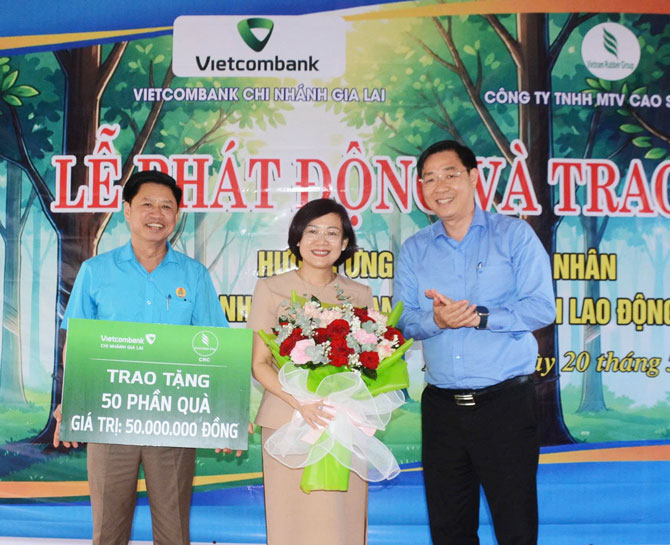 Mr. Le Trung Kien - General Director of Chu Se Rubber Company (right cover) and representatives of Vietcombank Gia Lai commit to accompanying and sharing with workers in difficult circumstances. Photo: Thanh Tuan