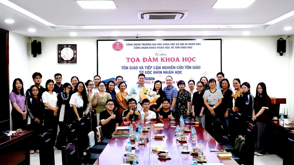 The Trade Union of the University of Social Sciences and Humanities has just organized a seminar "Religion and approach to religious research from an anthropological perspective". Photo: Dinh Thanh Lam