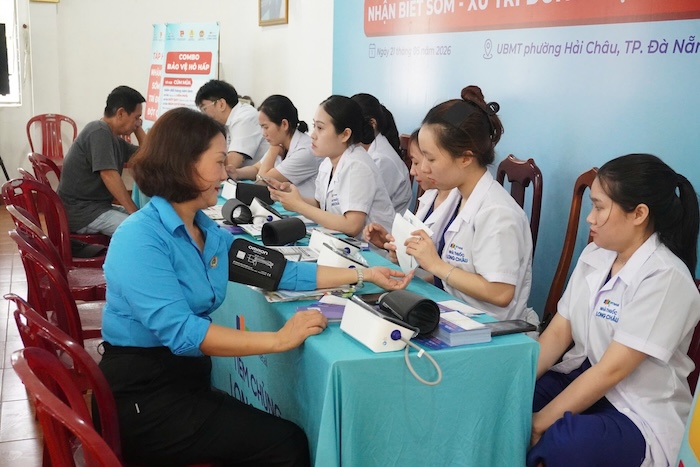 Đoàn viên, người lao động đã được các bác sĩ trực tiếp đo huyết áp, tầm soát rung nhĩ và cảnh báo nguy cơ đột quỵ. Ảnh: Nguyễn Linh