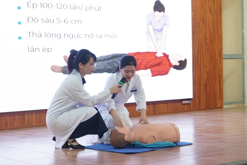 Hai Chau Ward Trade Union, Da Nang City coordinates with Long Chau Pharmacy to organize a health care program with the theme "Early recognition - proper stroke treatment". Photo: Nguyen Linh