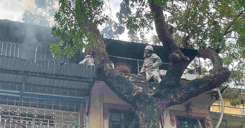 Hà Nội: Cháy lớn tại chung cư, khói đen bốc cao