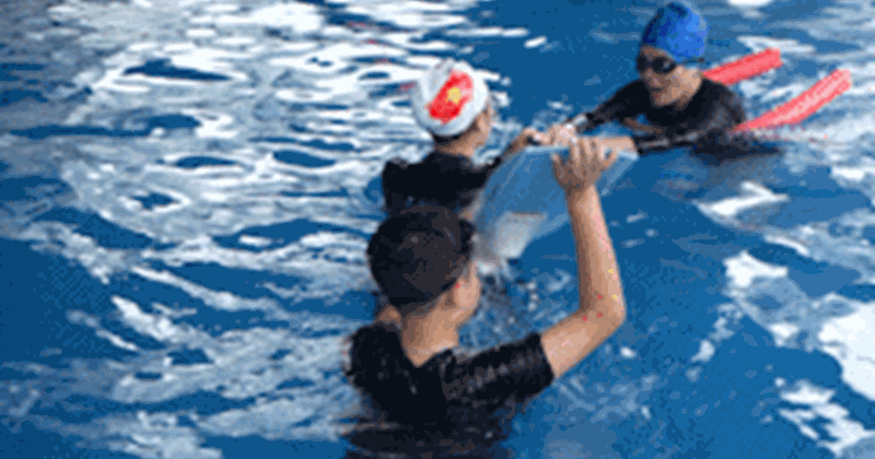 Nhiều phụ huynh dạy con bơi sớm để phòng đuối nước