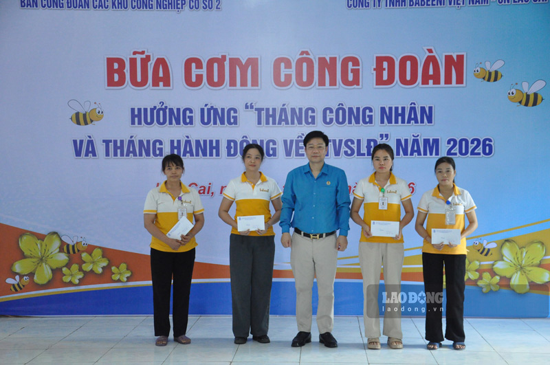 Trao hỗ trợ cho đoàn viên, người lao động. Ảnh: Đinh Đại