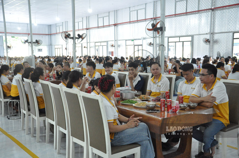 Hơn 400 đoàn viên, lao động dự bữa cơm công đoàn. Ảnh: Đinh Đại