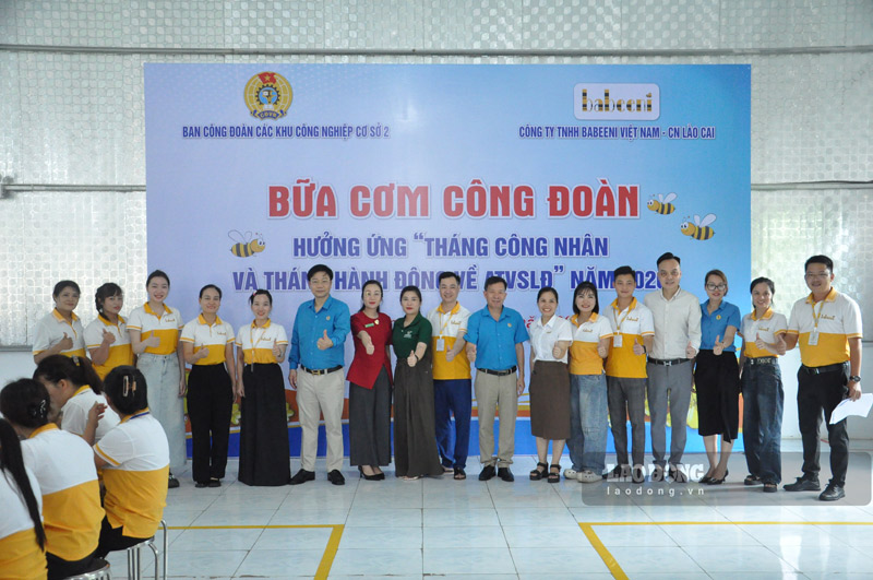 Trao các phần học tiếng Anh để hỗ trợ con em đoàn viên, lao động. Ảnh: Đinh Đại