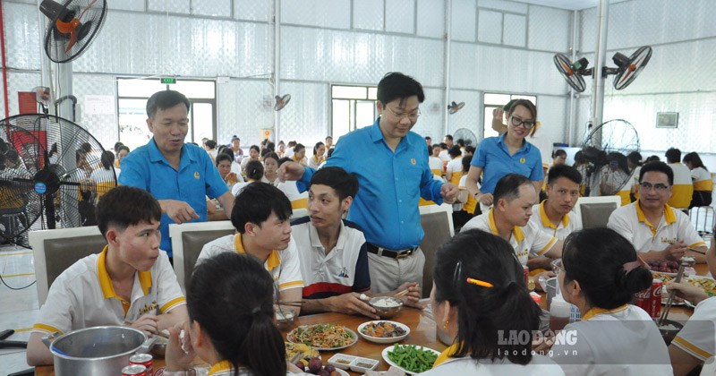Cơm Công đoàn" ấm lòng công nhân may tại Lào Cai