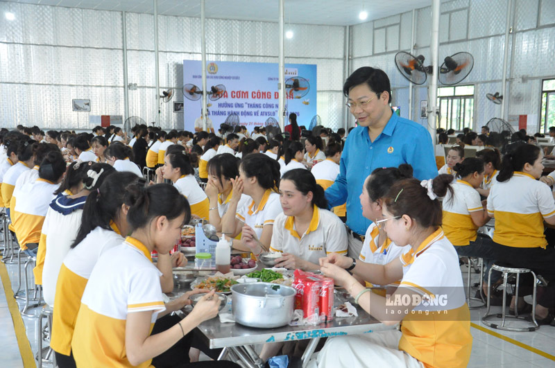 Thông qua bữa cơm công đoàn giúp gắn bó người lao động với doanh nghiệp hơn. Ảnh: Đinh Đại