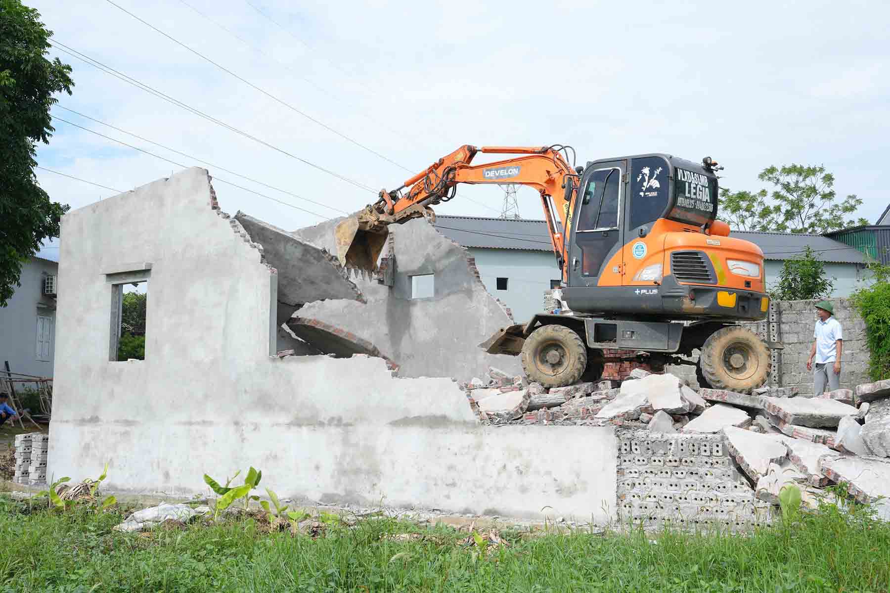 Machinery dismantling the construction that Ms. D. T. S built on public land in Phu Cat commune (Hanoi). Photo: Nguyen Loc