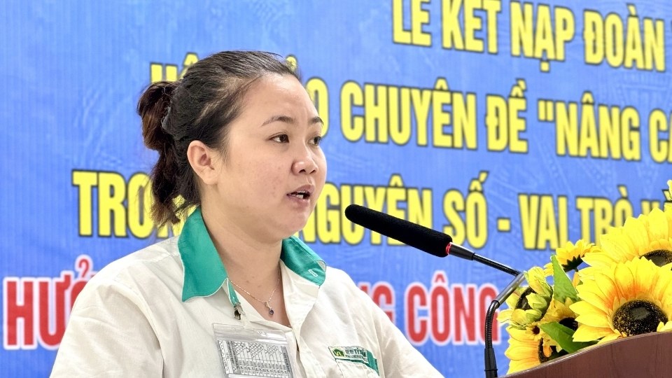 Đoàn viên Trần Thị Tú Nhã phát biểu tại lễ kết nạp, bày tỏ niềm vinh dự khi chính thức trở thành thành viên Công đoàn Việt Nam và cam kết gắn bó, đóng góp cho doanh nghiệp. Ảnh: Hoàng Lộc