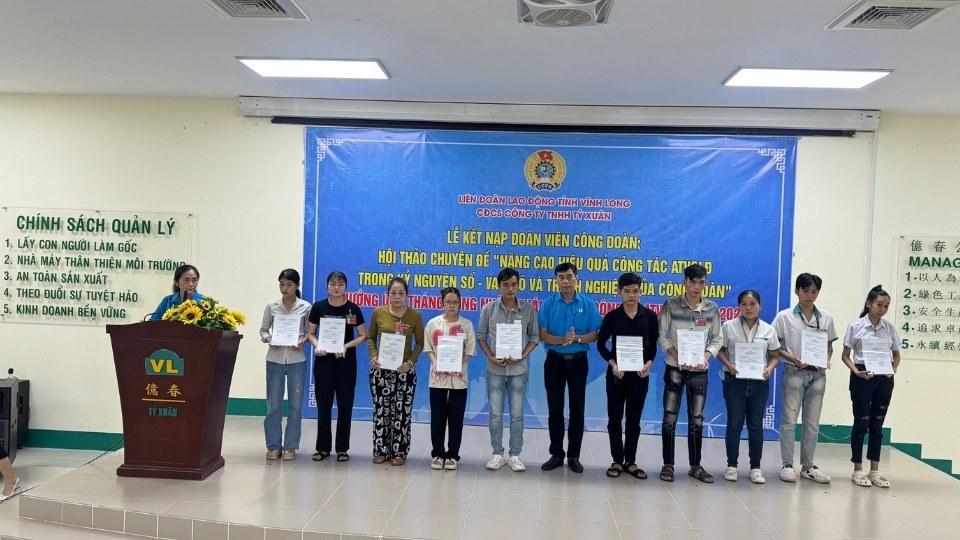 Workers receive the decision to join the trade union, expressing their honor and officially becoming union members. Photo: Hoang Loc