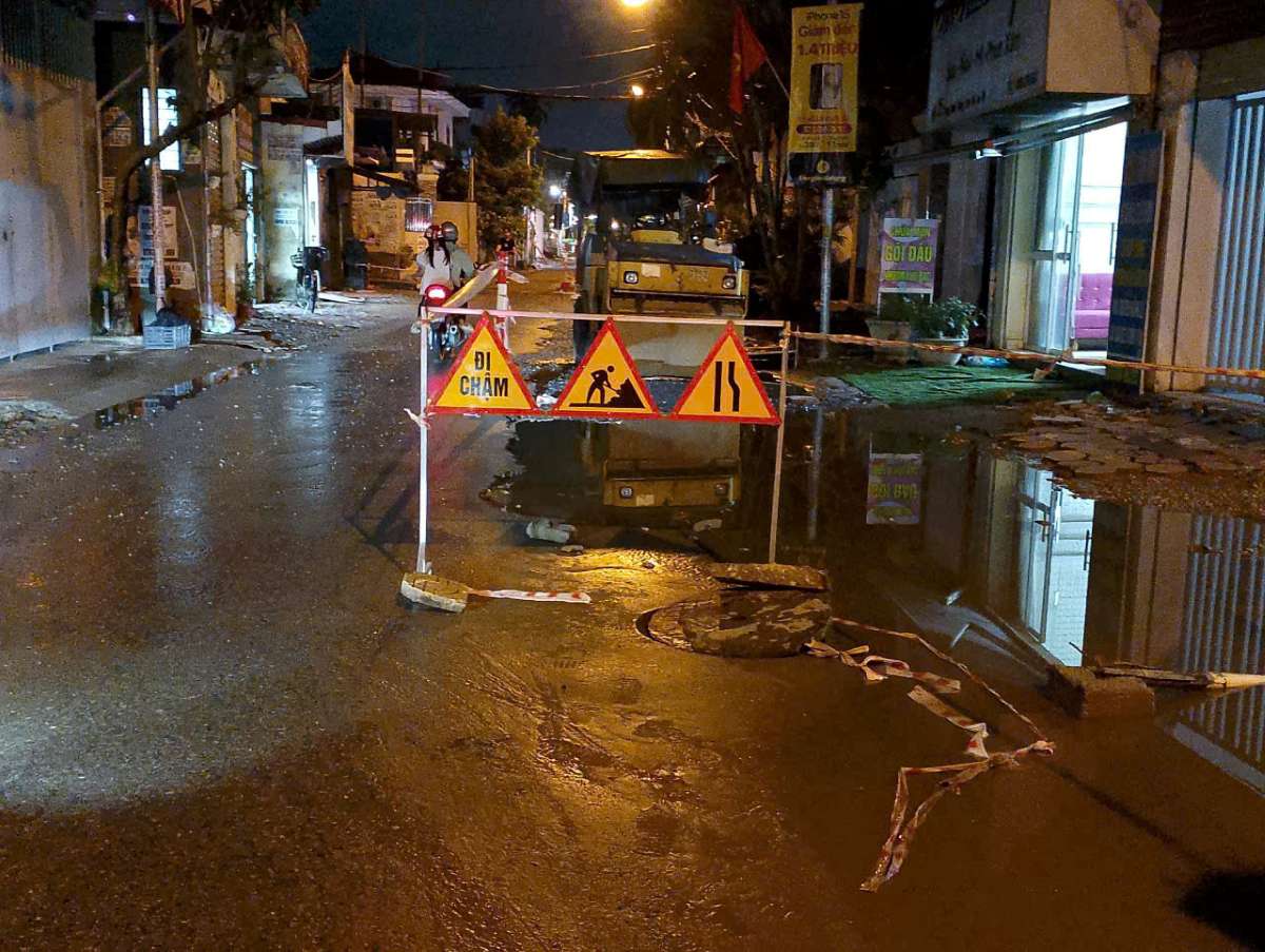 Phường Hải An đã yêu cầu đơn vị thi công cắm lại biển cảnh báo và hệ thống rào chắn an toàn tại khu vực thi công. Ảnh: Phường Hải An