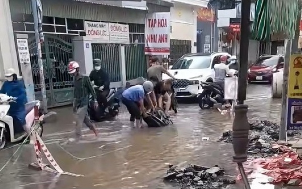 Many cars collapsed into holes on the project construction road in Hai Phong. Photo: People provided