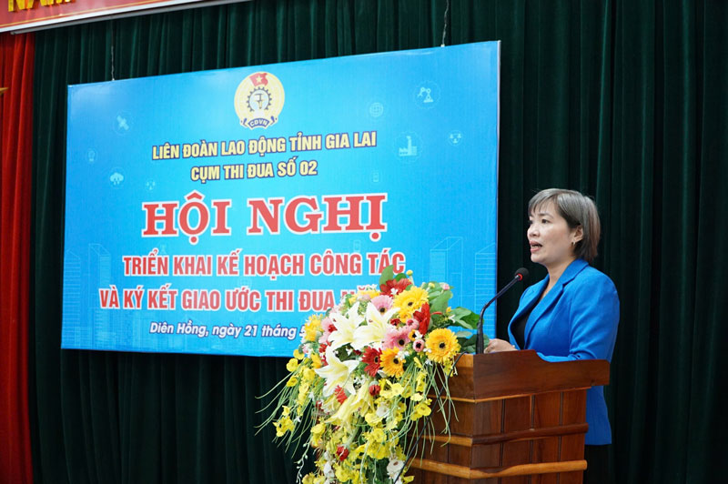 Bà Nguyễn Thị Bích Thuỷ - Phó Chủ tịch thường trực LĐLĐ tỉnh Gia Lai phát biểu chỉ đạo tại hội nghị. Ảnh: Thanh Tuấn