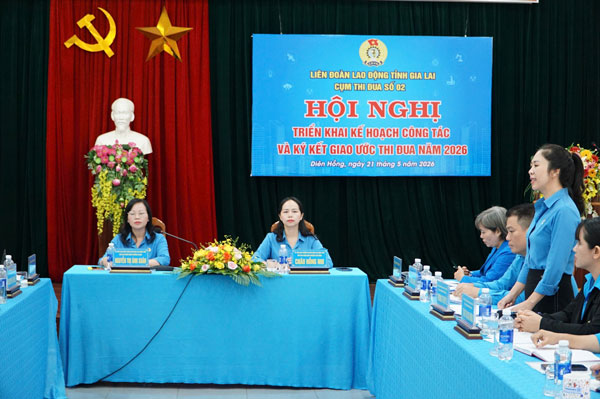 Các đại biểu tham gia góp ý kiến tại hội nghị ký kết giao ước thi đua. Ảnh: Thanh Tuấn