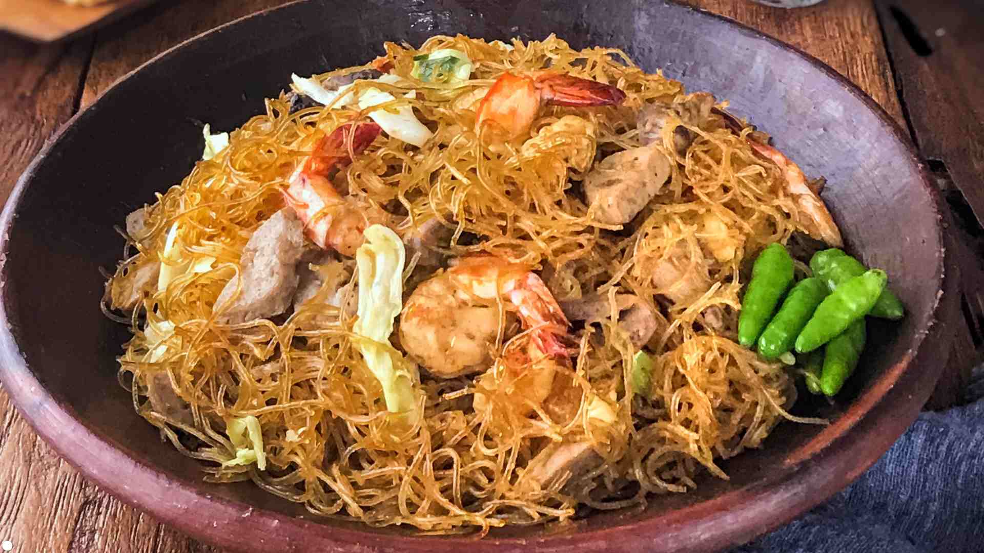 Soak vermicelli in cold water for about 10-15 minutes until the strands are moderately soft, do not soak for too long, it is easy to soften when stir-frying. Graphic photo: Huong Son