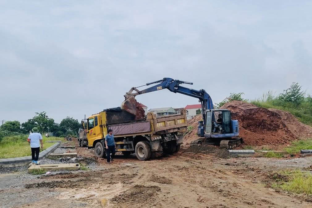 Phuc Tho commune organizes forced land recovery to serve site clearance for the Truong Yen land auction project. Photo: Phuc Tho commune