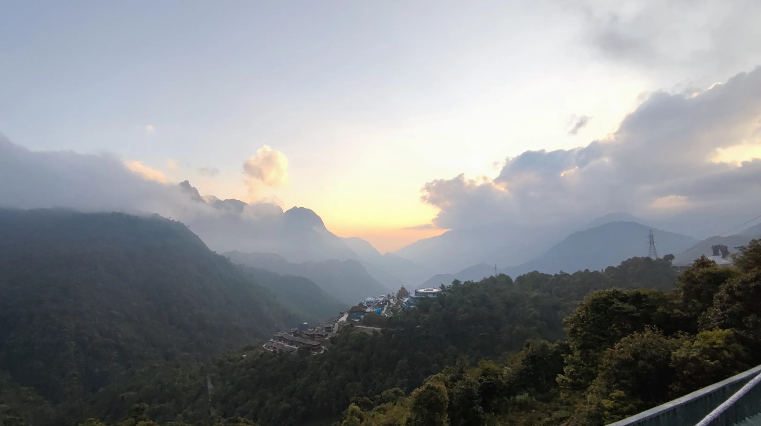 Hoàng hôn nhuộm vàng đỉnh đèo Ô Quy Hồ giữa biển mây Tây Bắc. Ảnh: Lê Hoàng
