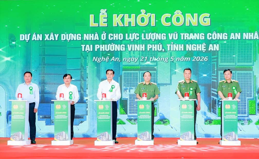 Delegates perform the button-pressing ceremony to start the project. Photo: Ngoc Anh