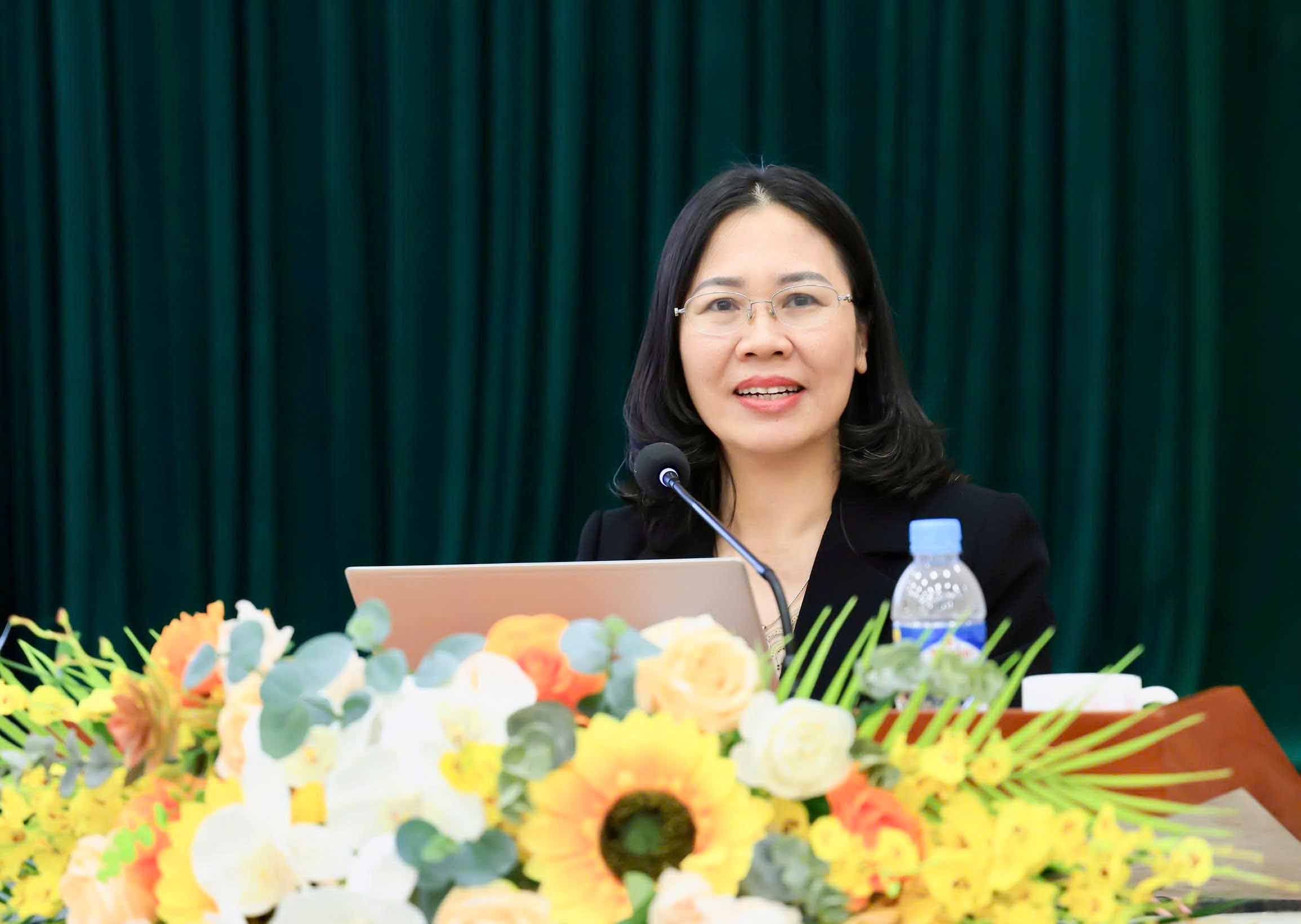 Đại diện BHXH tỉnh Hà Tĩnh trao đổi tại buổi tuyên truyền. Ảnh: Mai Anh