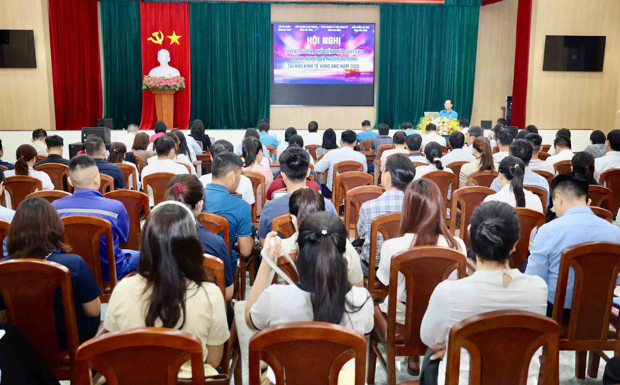 Overview of the propaganda and dissemination of laws at Vung Ang Economic Zone. Photo: Mai Anh