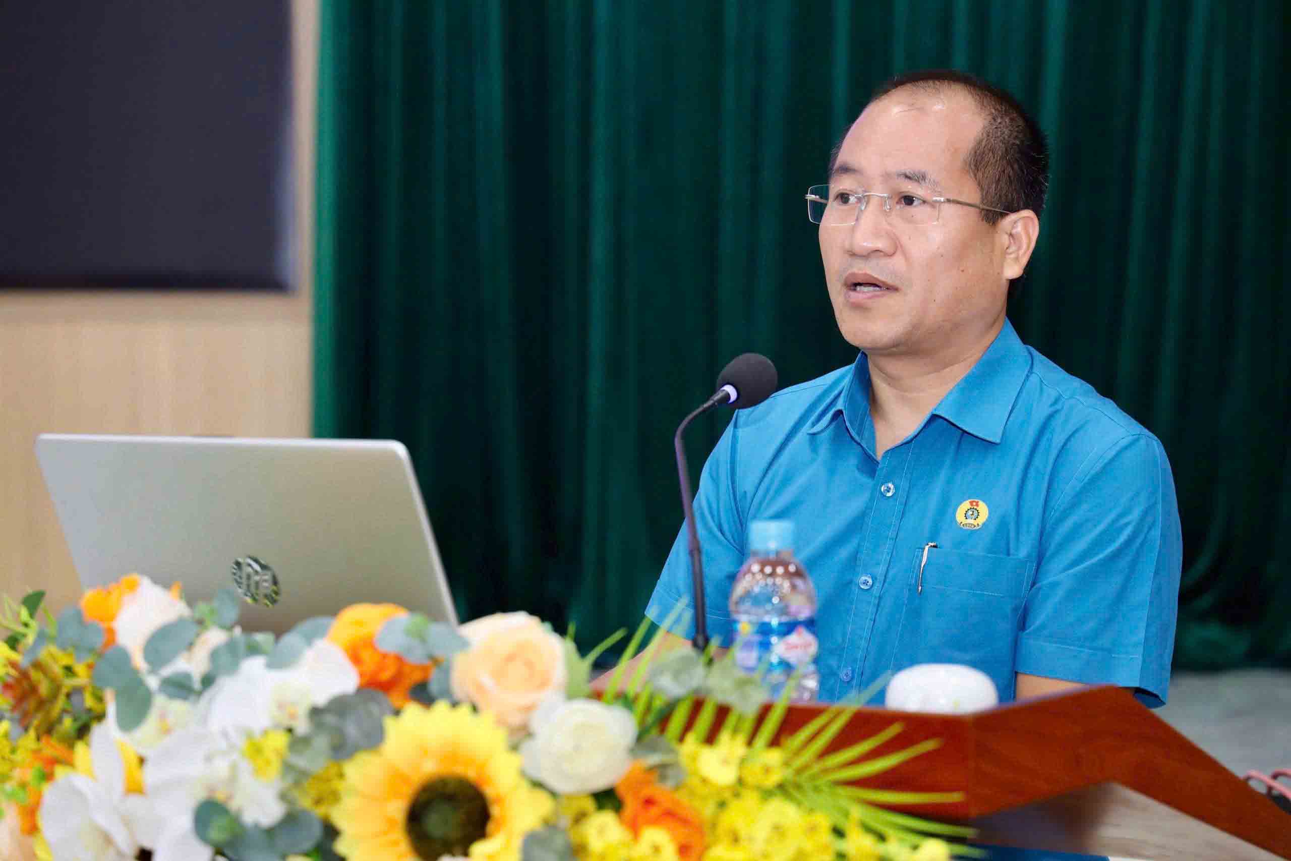 Ông Nguyễn Thế Hoàn - Chủ tịch LĐLĐ tỉnh Hà Tĩnh phát biểu khai mạc. Ảnh: Mai Anh