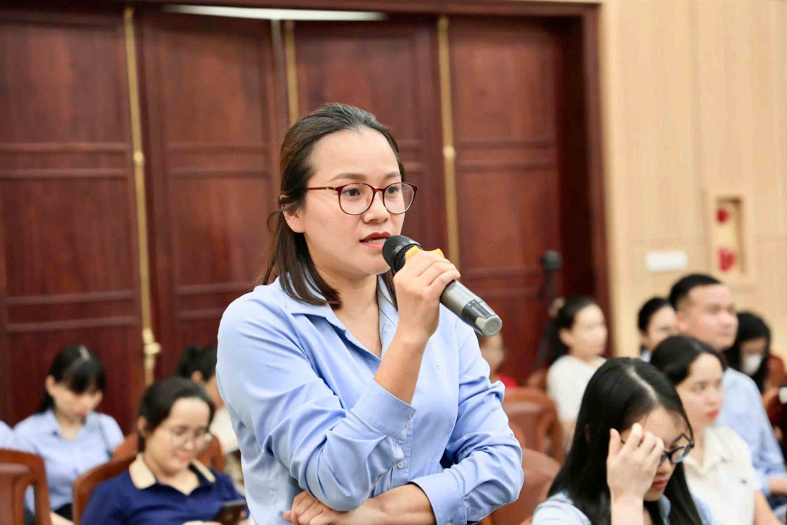 Người lao động có câu hỏi đề nghị giải đáp tại buổi tuyên truyền, phổ biến pháp luật. Ảnh: Mai Anh
