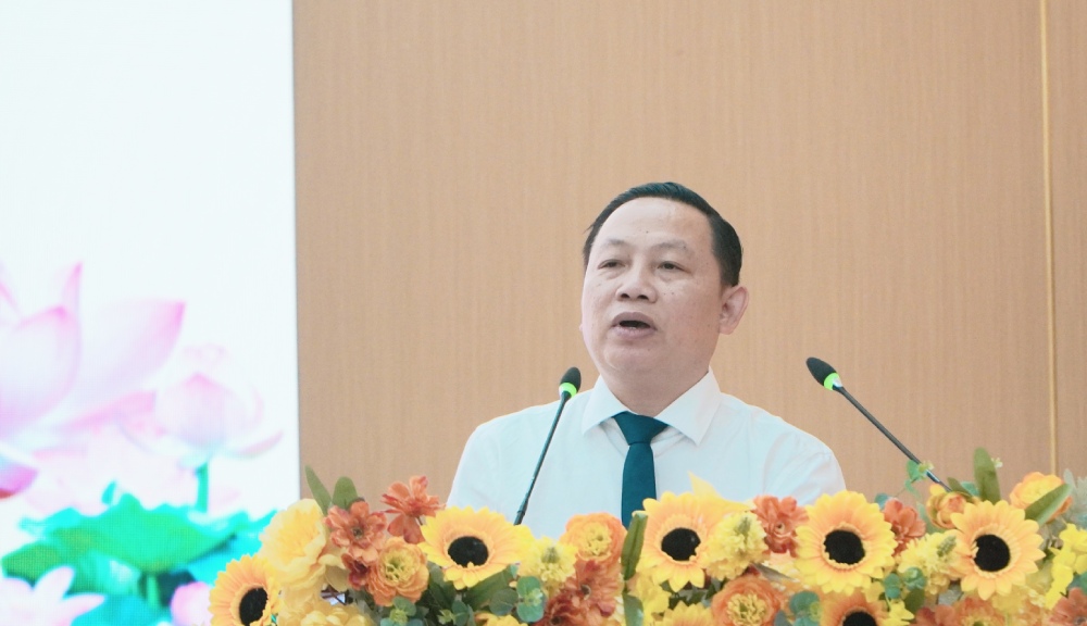 Giám đốc Sở Nông nghiệp Môi trường tỉnh An Giang Lê Hữu Toàn trình bày báo cáo tóm tắt tờ trình về chuyển mục đích sử dụng rừng sang mục đích khác để thực hiện Dự án đầu tư Hồ nước Dương Đông 2 – Dự án thành phần đầu tư xây dựng công trình. Ảnh: Nguyên Anh