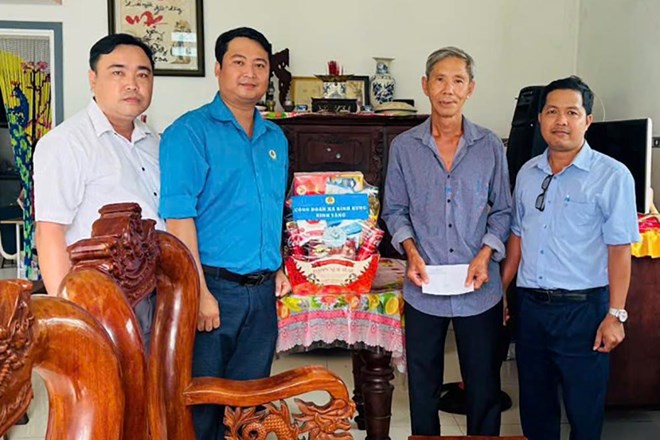 Công đoàn xã Bình Hưng, TPHCM trao quà cho đoàn viên, người lao động bị tai nạn lao động nhân Tháng Công nhân 2026. Ảnh: Công đoàn xã Bình Hưng