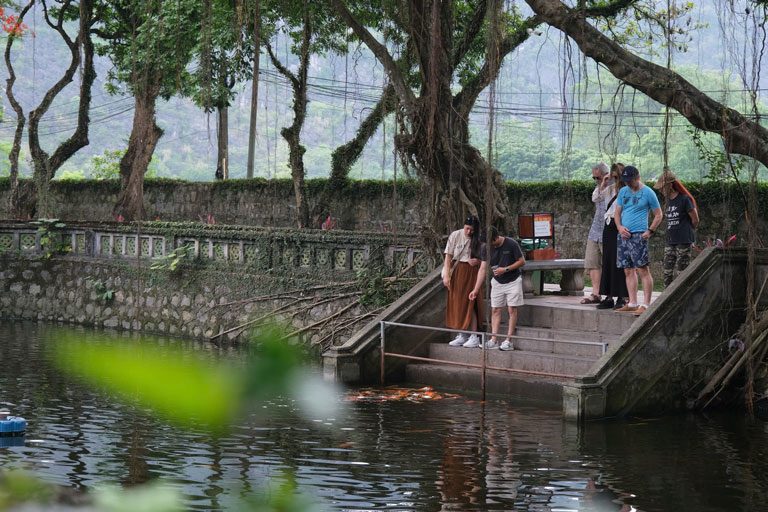Trong khuôn viên đền có hồ Bán nguyệt. Ảnh: Hân Nghiên
