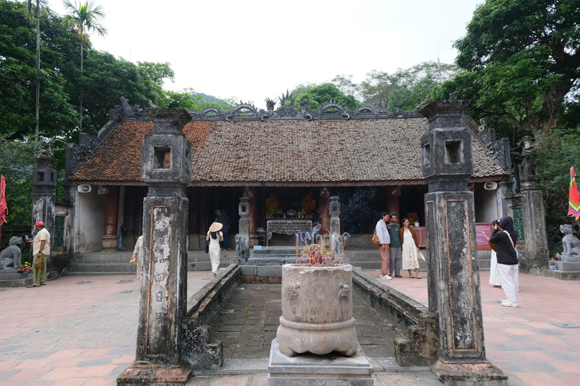 Temple of King Dinh Tien Hoang with strong architectural features of the Later Le Dynasty in the 17th century. Photo: Han Nghien